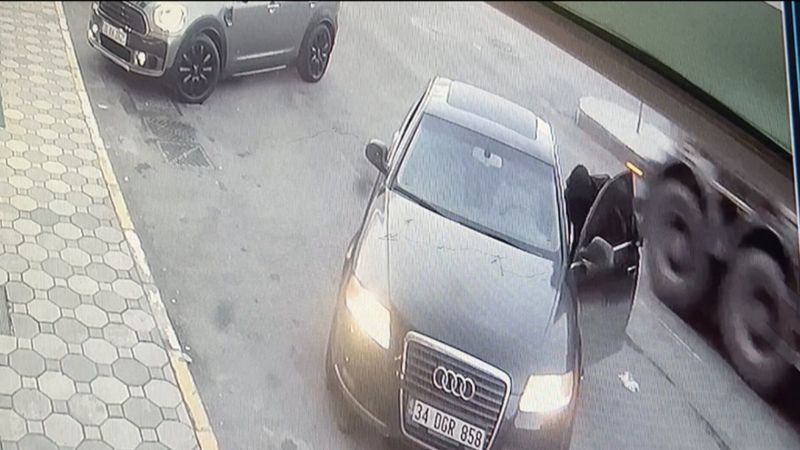 Pendik'te marketin önünde bıraktığı aracı çalındı