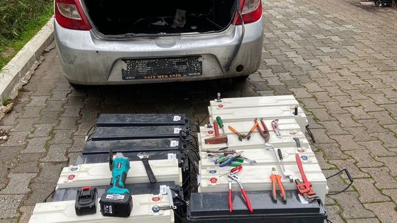 İzmir'de 100 bin lira değerinde akü çalan şüpheliler tutuklandı