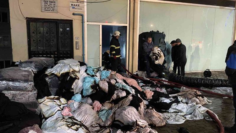 Kocaeli'de kumaş deposunda yangın çıktı