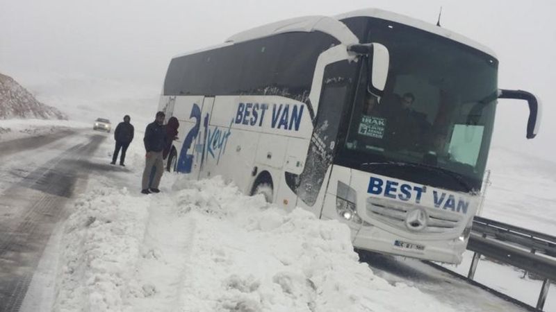Viranşehir'de 40 kişilik yolcu otobüsü, kara saplandı