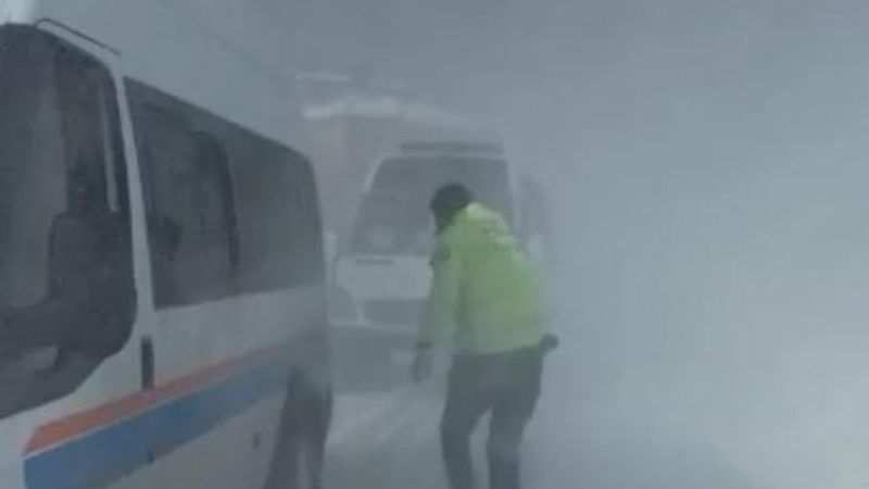 Van'da tipide öğrenci servisini iten trafik polisinin zor anları