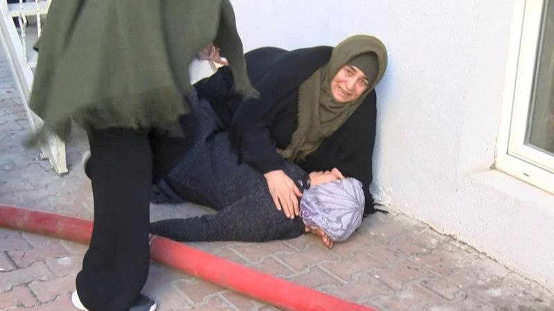 Esenyurt'ta evi yanan kadın sinir krizi geçirip bayıldı