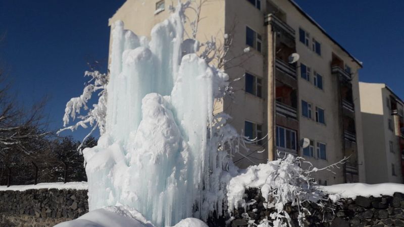 Muş'ta borudan fışkıran su heykele dönüştü