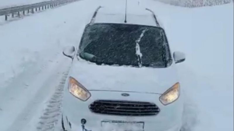 Diyarbakır’da yolda kalan polisleri vatandaş kurtardı