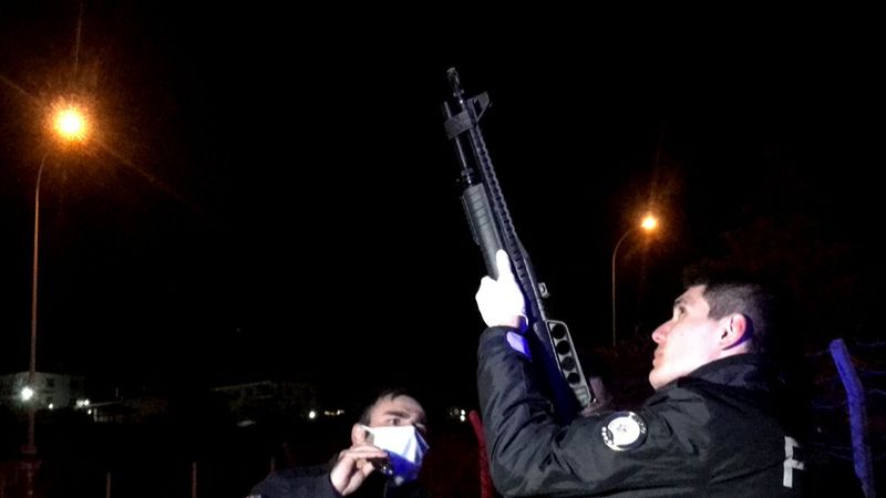 Adana'da eşinin saldırısına uğrayan kadını polis kurtardı