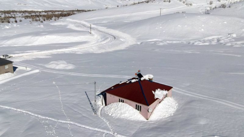 Ovacık'ta evler, kara gömüldü