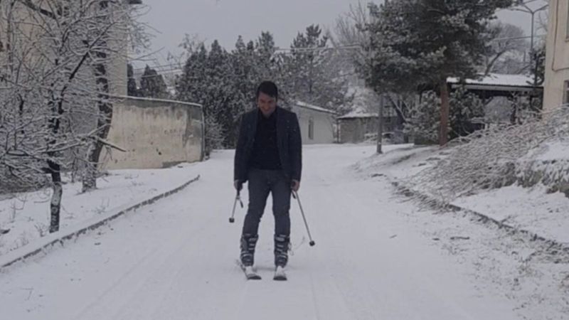 Erzurum'daki öğretmen okula kayarak gidiyor