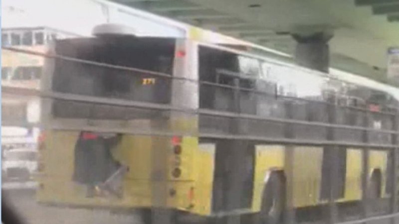 Şişli'de otobüsün arkasında 'örümcek adam' yolculuğu