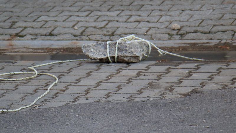 Mersin'de kafasına taş düşen kadın hayatını kaybetti