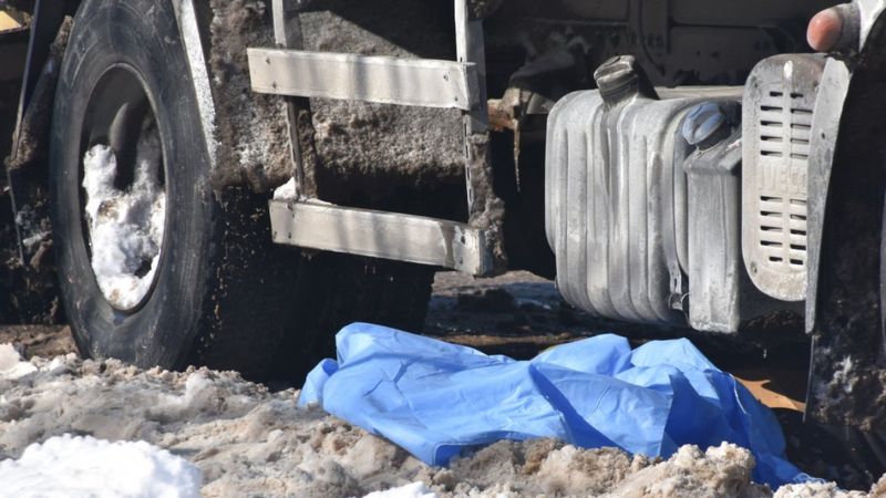 Malatya'da kaygan zeminde düşen kadın kamyonun altında kalarak can verdi