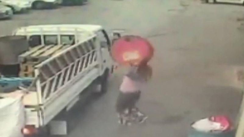 Bahçelievler'deki kadın metal varili tek başına kaldırdı