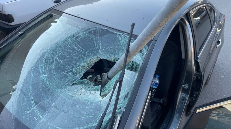 Mersin'de devrilen direk aracın camına saplandı