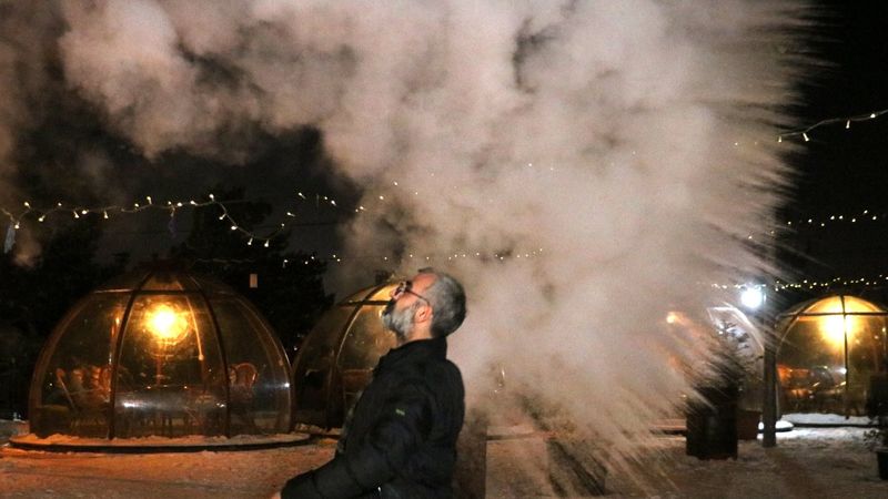 Sivas'ta hava eksi 15 derece: Kaynar su havada dondu