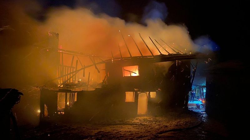 Kütahya'da yanan evi kar topu ile söndürmeye çalıştılar