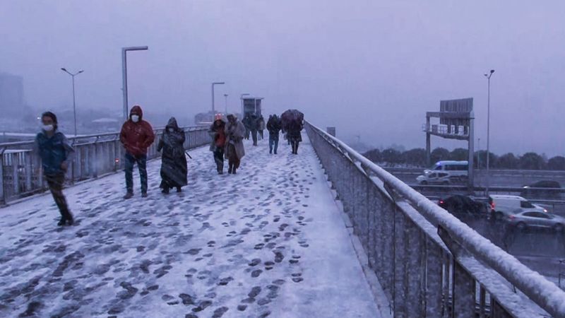 Beylikdüzü'nde vatandaşların karla mücadelesi
