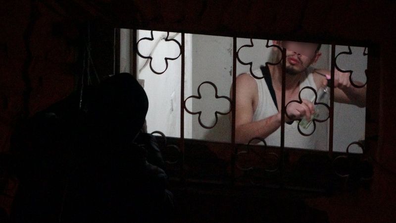 Kayseri'de evi yakmaya çalışan şahıs, bıçakla eşini rehin aldı