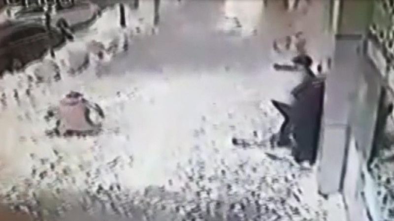 Karabük'te kaldırımda yürüyen kadının üzerine kar kütlesi düştü