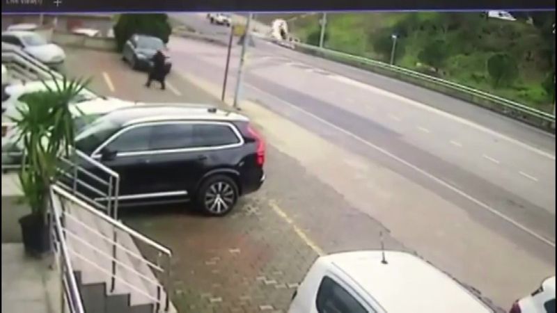 Ataşehir'de freni boşalan araç takla attı