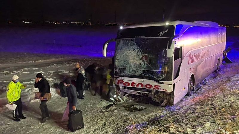 Aksaray'da yolcu otobüsü şarampole düştü: 4 yaralı