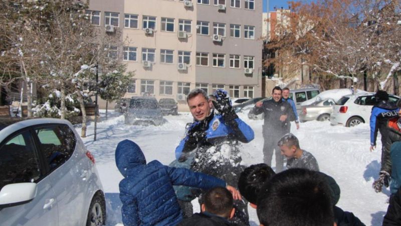 Şırnak'ta karnelerini alan öğrenciler, polislerle kartopu oynadı