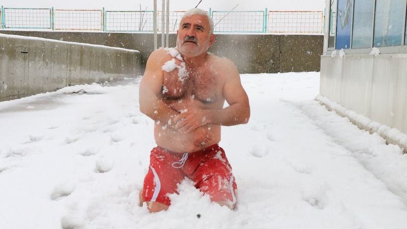 Zonguldaklı ‘Buz Adam’ denize girip kar banyosu yaptı