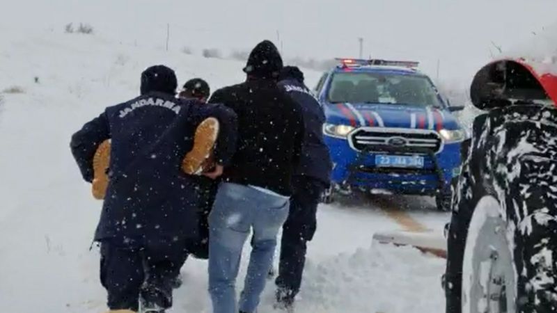 Elazığ'da donmak üzereyken baygınlık geçiren şahıs kurtarıldı