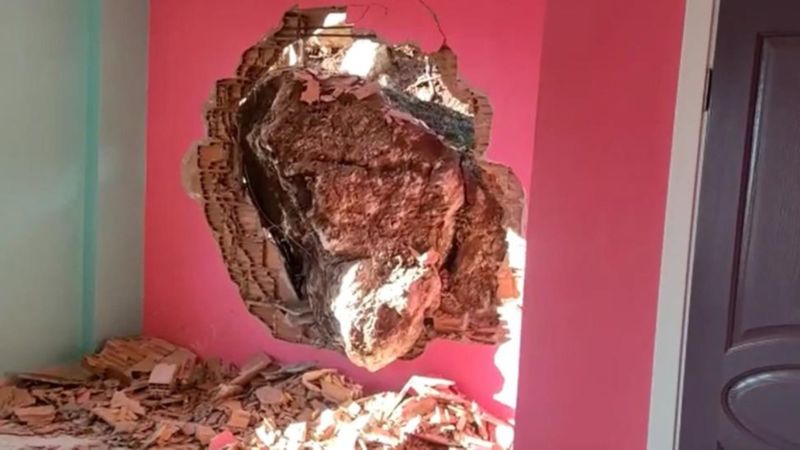 Antalya'da dev kaya parçası 30 metre yükseklikten evin üstüne düştü