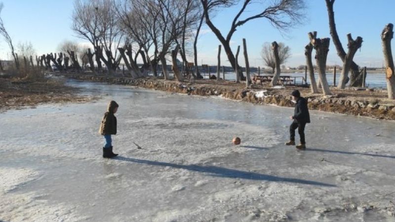 Kayseri'de Sultan Sazlığı Göleti buz tuttu, çocuklar üstünde top oynadı