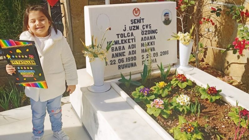 İlk karnesini, şehit düşen babasının mezarına götürdü