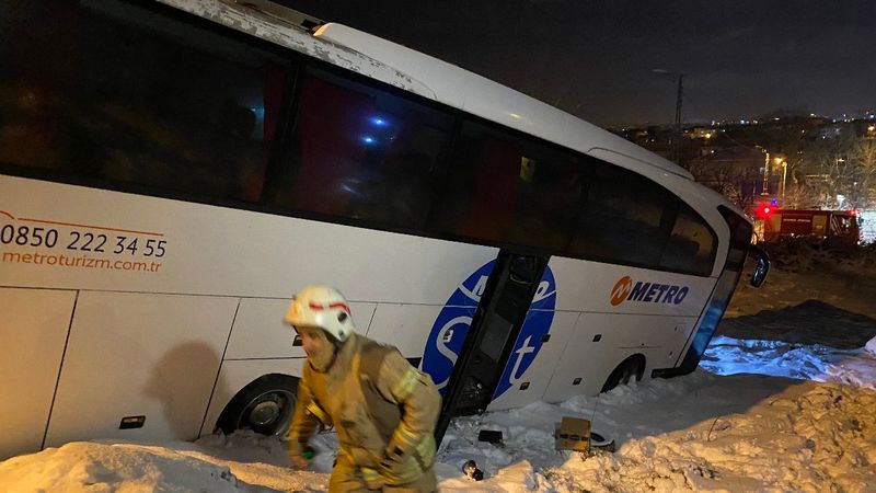 Sancaktepe'de yolcu otobüsü yan yattı