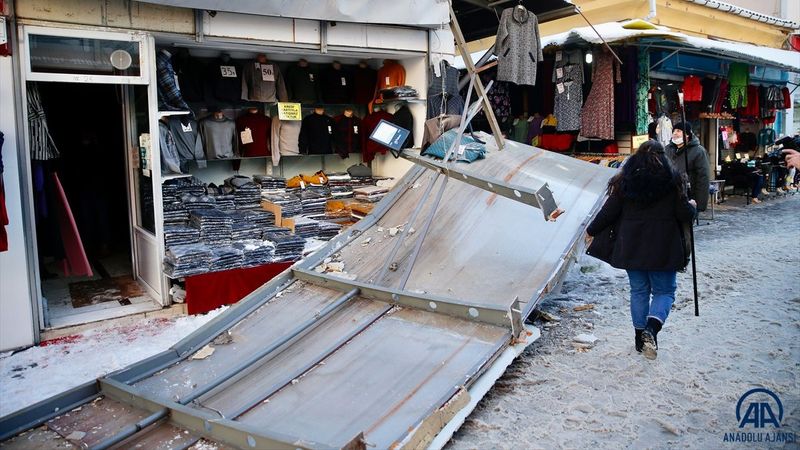 Eskişehir'de yoldan geçen kadın, çöken sundurmanın altında kaldı