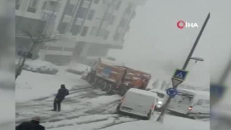 Esenyurt'ta karda kayan tuzlama aracı, yolda kalan otomobillere çarptı