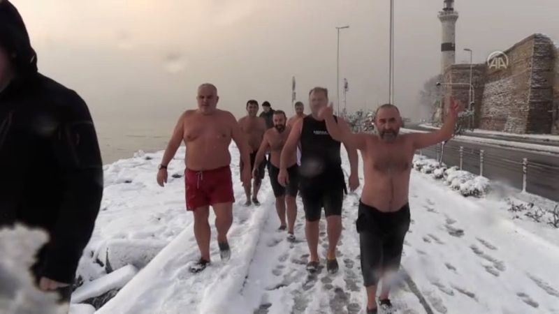 İstanbul'da Sarayburnu Fatihleri grubu dondurucu soğukta yüzdü