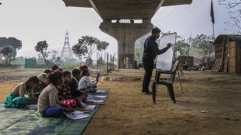 Hindistan'da 18 yaşındaki gönüllü öğretmen eğitim veriyor