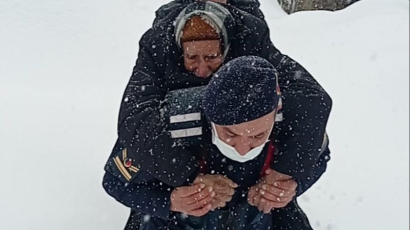 Kahramanmaraş'ta yaşlı çiftin yardımına askerler yetişti