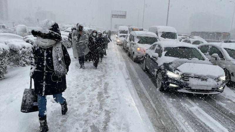 İstanbul'da kar yağışı, hayatı olumsuz etkiledi