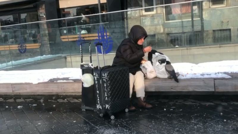 Taksim'deki kadın, kargayla kahvaltı yaptı