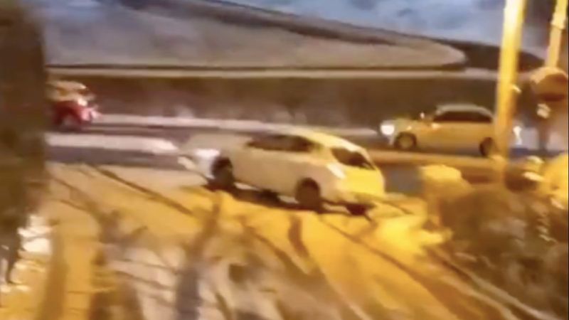 İstanbul'da kar nedeniyle araçlar kontrolden çıktı