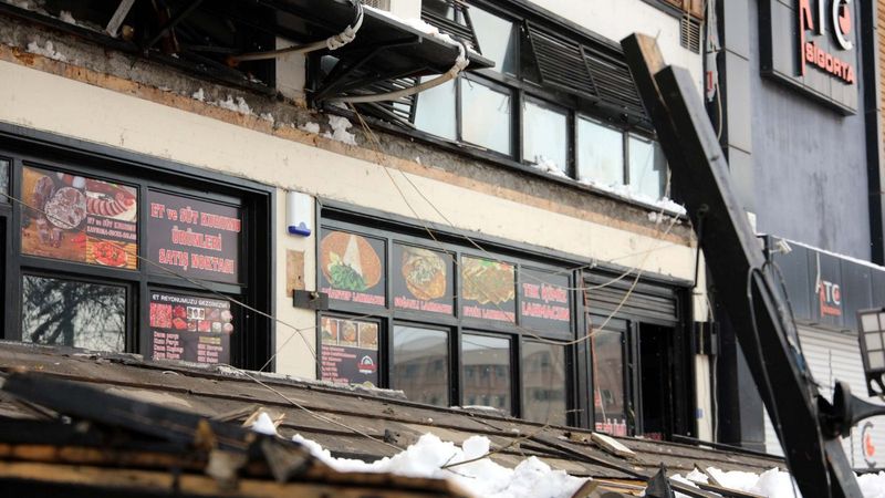 Gaziantep'te bir lokantanın tentesi çöktü