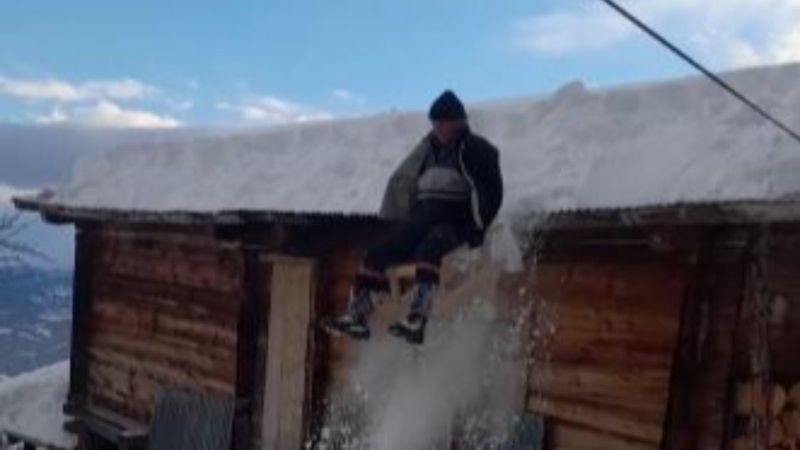 Artvin'de dede ve torunun kar eğlencesi