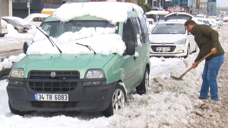 İstanbul'da küreğini alan yolda kalan araçlarını kurtarmaya çalıştı