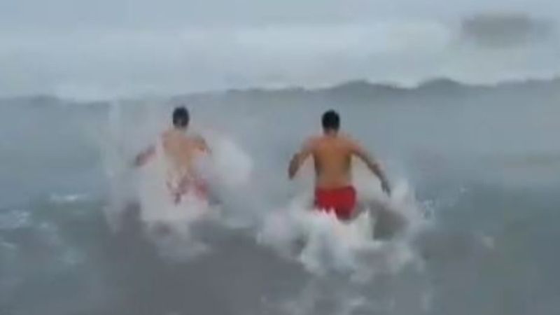 Antalya’da iki kardeş kar altında denize girdi