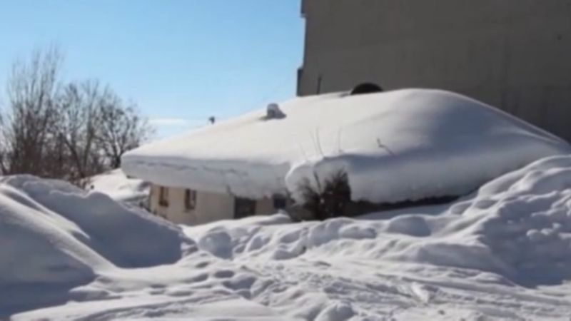 Bingöl'de tek katlı evler karda kayboldu