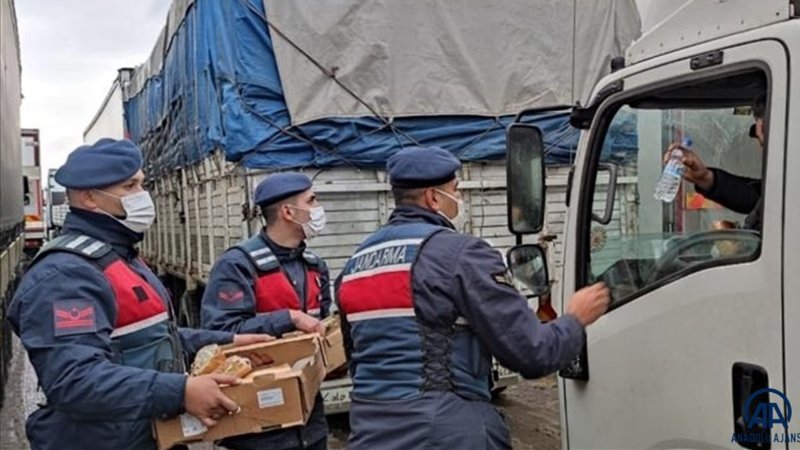 Yalova'da geçiş izni olmayan araçlara kumanya dağıtımı yapılıyor