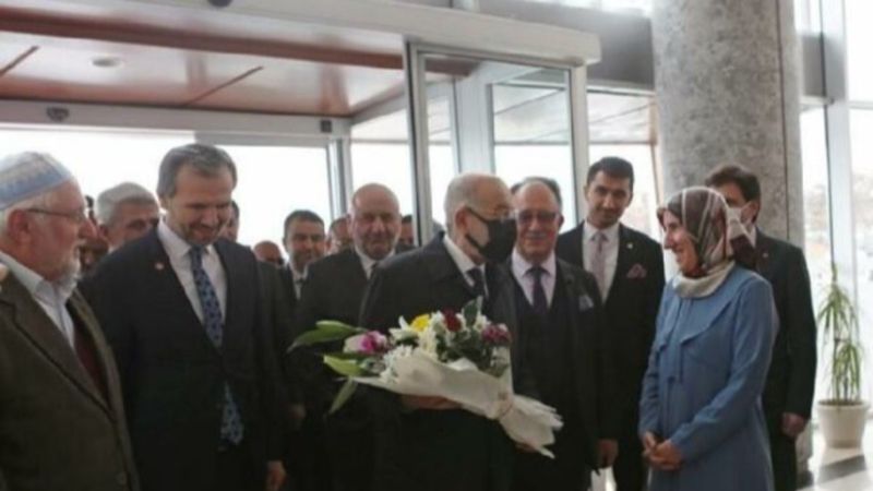 Temel Karamollaoğlu, koronavirüs sonrası çiçeklerle karşılandı