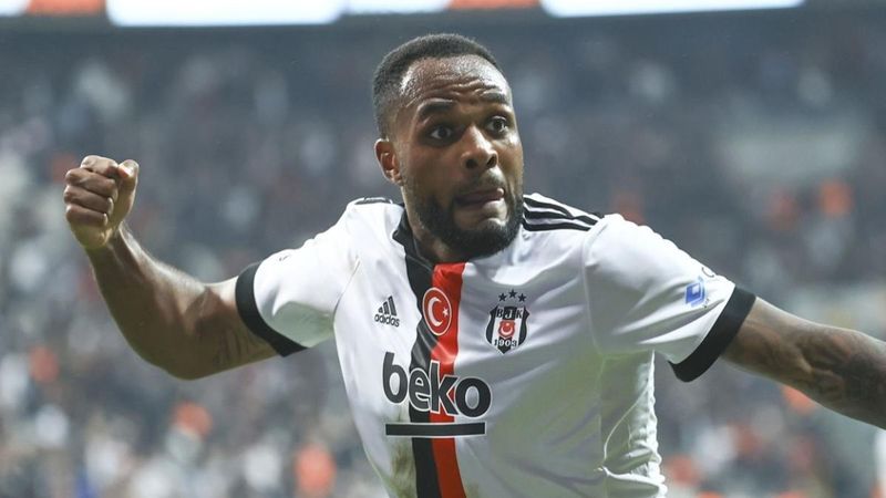 Cyle Larin'in ilk 11'de olmama sebebi