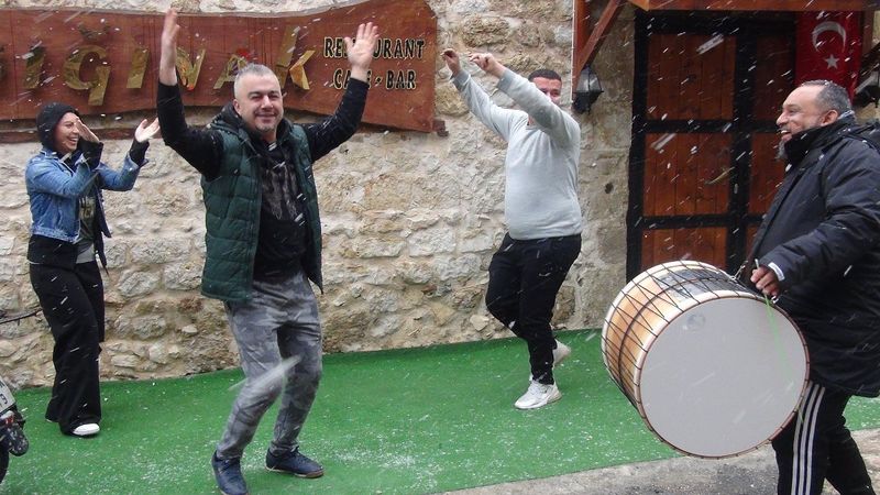 Mersin'de yıllar sonra yağan karı davulla karşıladılar