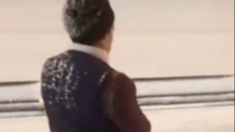 Karda mahsur kalan vatandaş, yol kenarında namaz kıldı