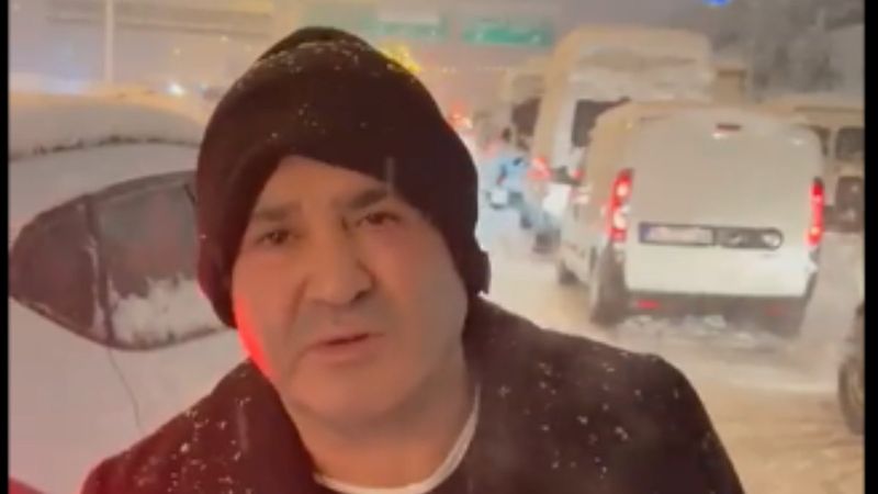 Şafak Sezer yolda kaldı: 6 saattir arabadayız