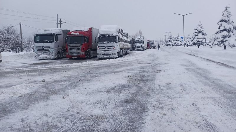 Konya-Antalya yolunda araçlar zor anlar yaşıyor